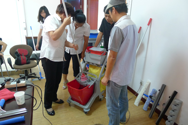 2013年6月，我司品牌經(jīng)理/資深培訓(xùn)師到達(dá)當(dāng)?shù)胤咒N商舉辦為期兩天的清潔工具標(biāo)準(zhǔn)化培訓(xùn)課程。