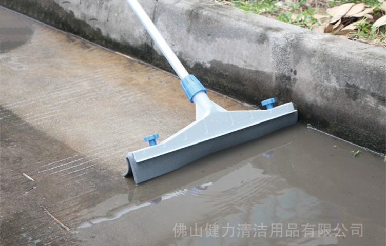 一到下雨天，院子里面總積水，施達(dá)多功能推水扒幫到您